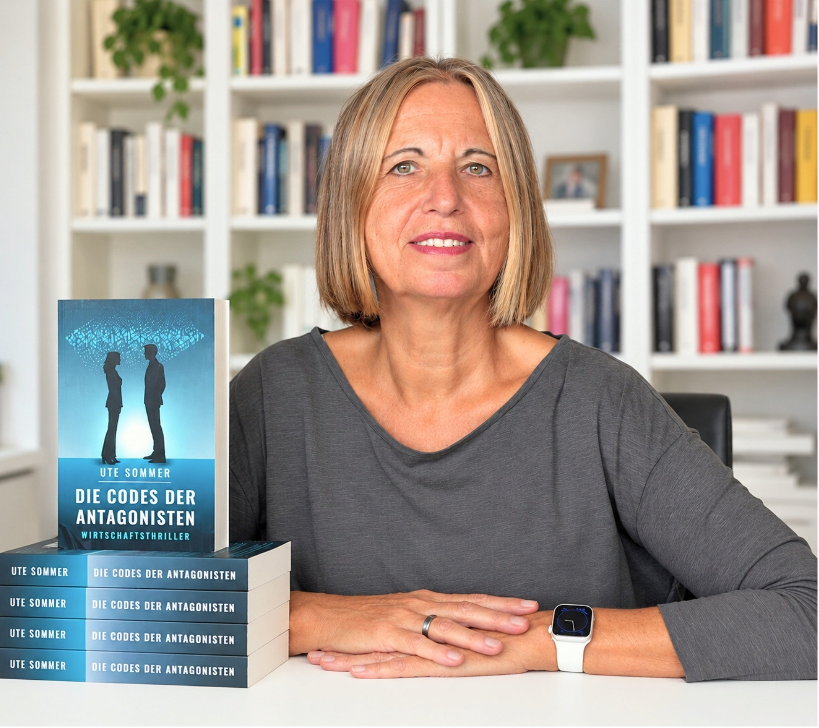 Ute Sommer mit ihren Büchern – Autorin von Near-Future-Wirtschaftsthrillern